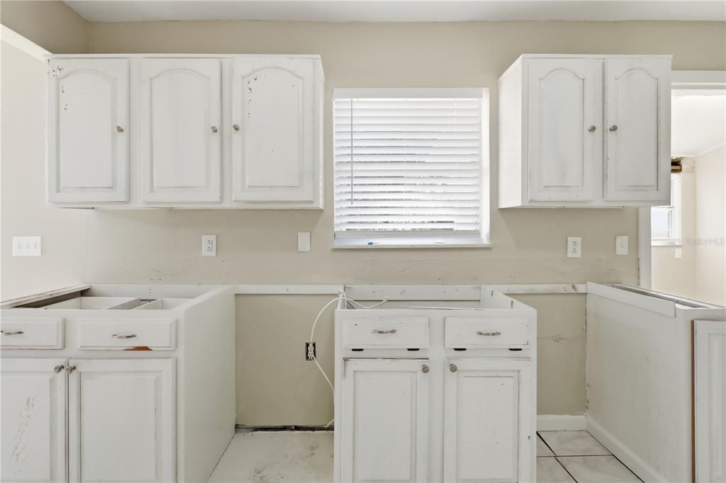 For Sale: $179,900 (4 beds, 2 baths, 1706 Square Feet)