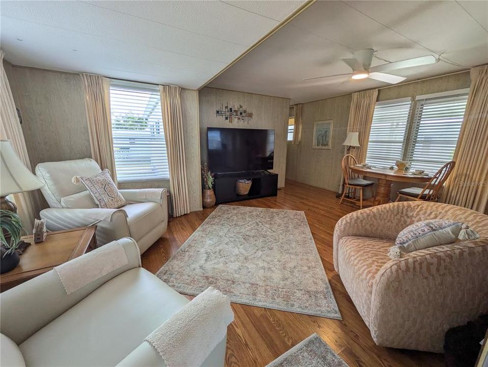 For Sale: $137,000 (2 beds, 1 baths, 665 Square Feet)