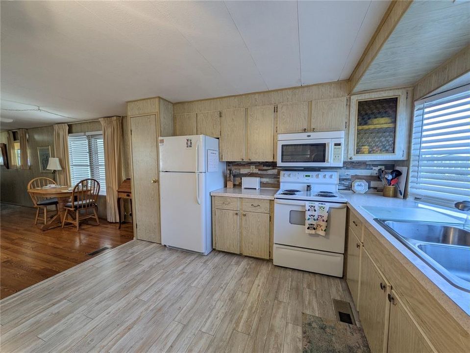 For Sale: $137,000 (2 beds, 1 baths, 665 Square Feet)