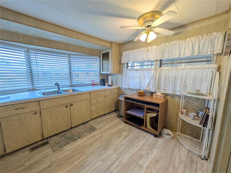 For Sale: $137,000 (2 beds, 1 baths, 665 Square Feet)