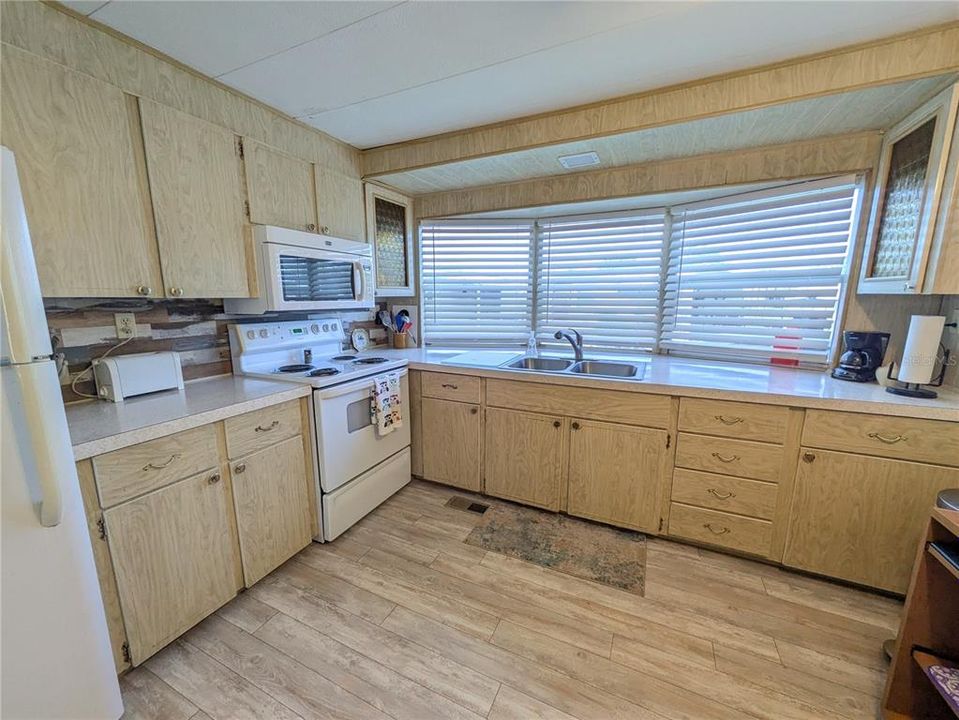 For Sale: $137,000 (2 beds, 1 baths, 665 Square Feet)