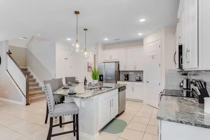 待售: $639,000 (7 贝兹, 6 浴室, 3533 平方英尺)