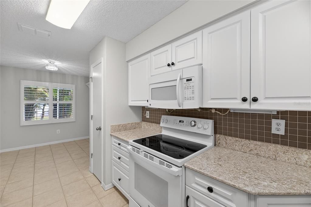 待售: $279,900 (2 贝兹, 2 浴室, 1330 平方英尺)