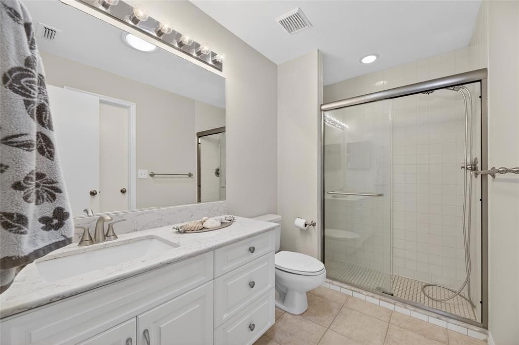 待售: $279,900 (2 贝兹, 2 浴室, 1330 平方英尺)