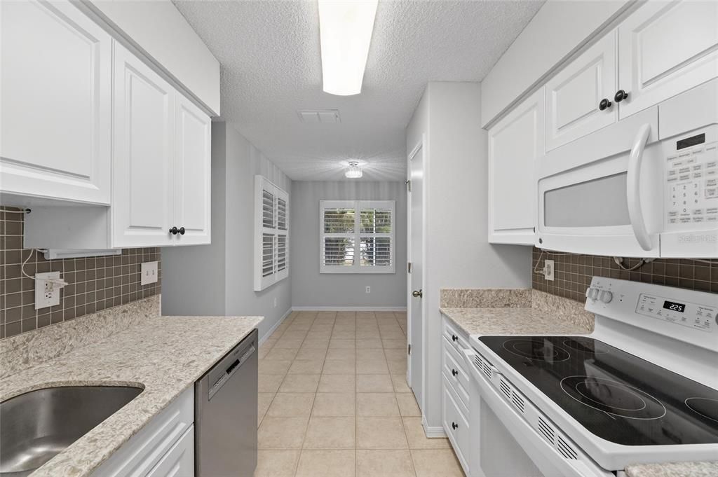 待售: $279,900 (2 贝兹, 2 浴室, 1330 平方英尺)