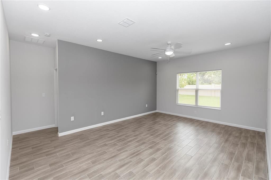 For Sale: $359,000 (4 beds, 2 baths, 1959 Square Feet)