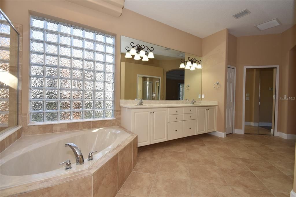 For Rent: $3,275 (3 beds, 2 baths, 2572 Square Feet)