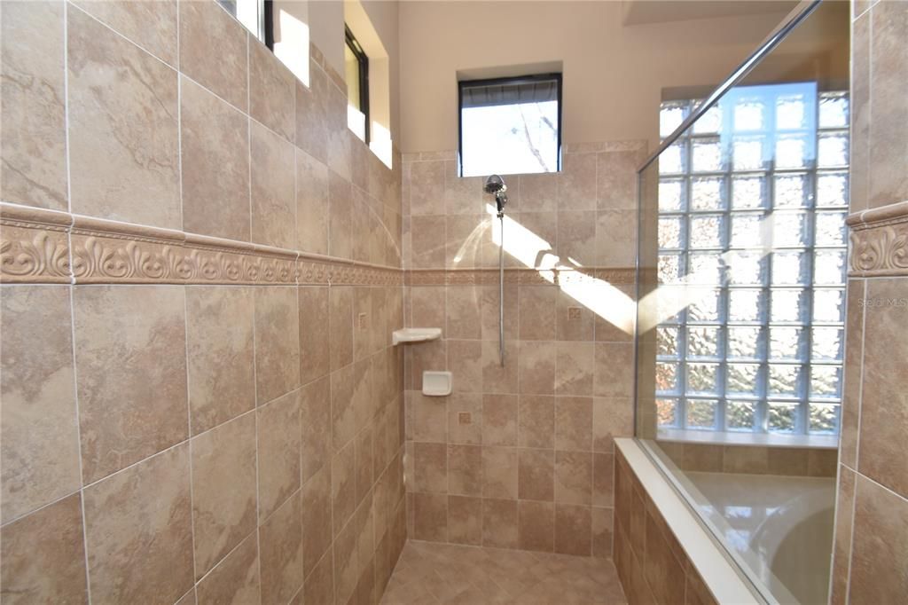 For Rent: $3,275 (3 beds, 2 baths, 2572 Square Feet)