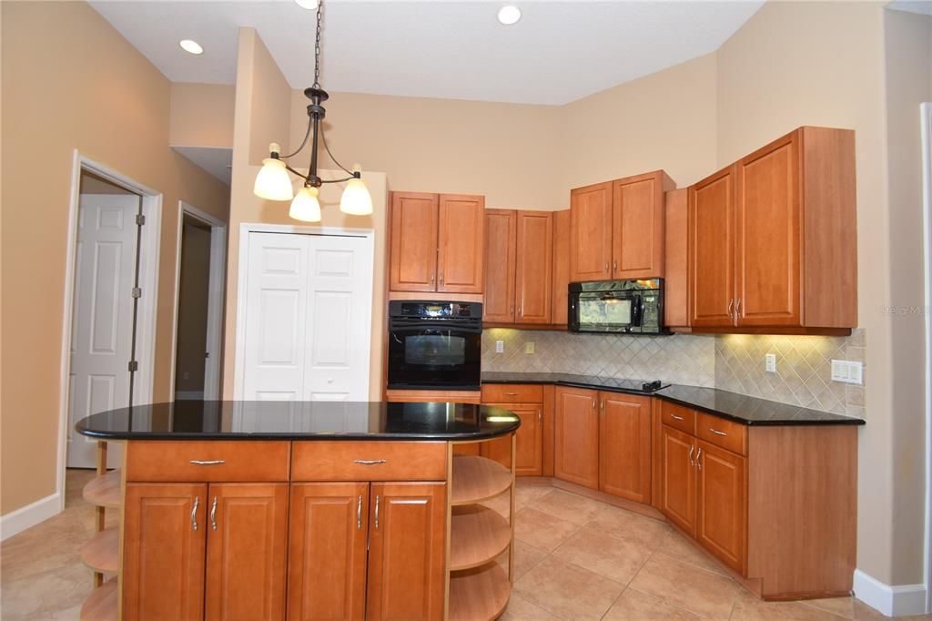 For Rent: $3,275 (3 beds, 2 baths, 2572 Square Feet)