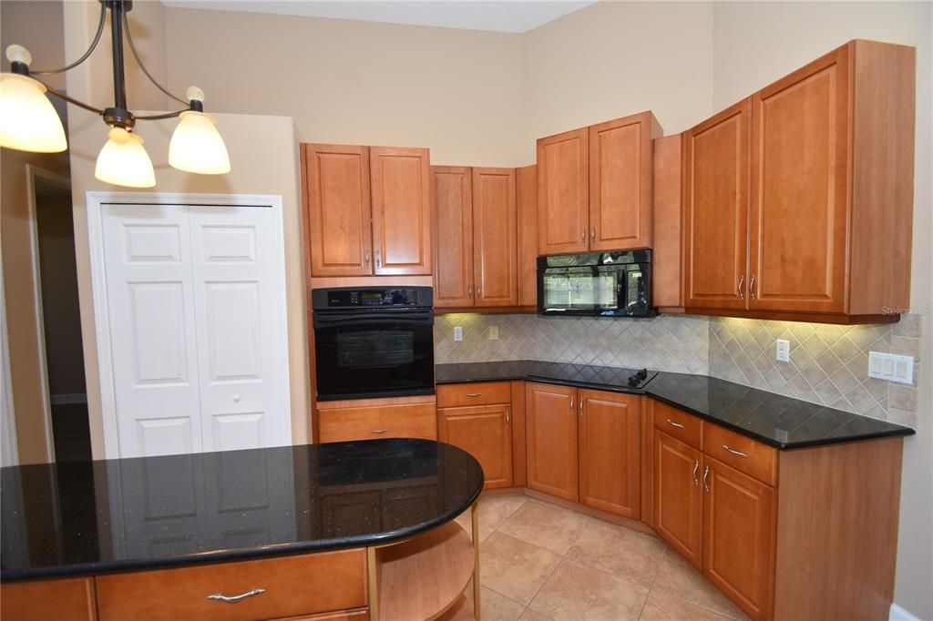 For Rent: $3,275 (3 beds, 2 baths, 2572 Square Feet)