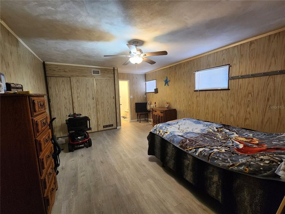 For Sale: $210,000 (3 beds, 2 baths, 1300 Square Feet)