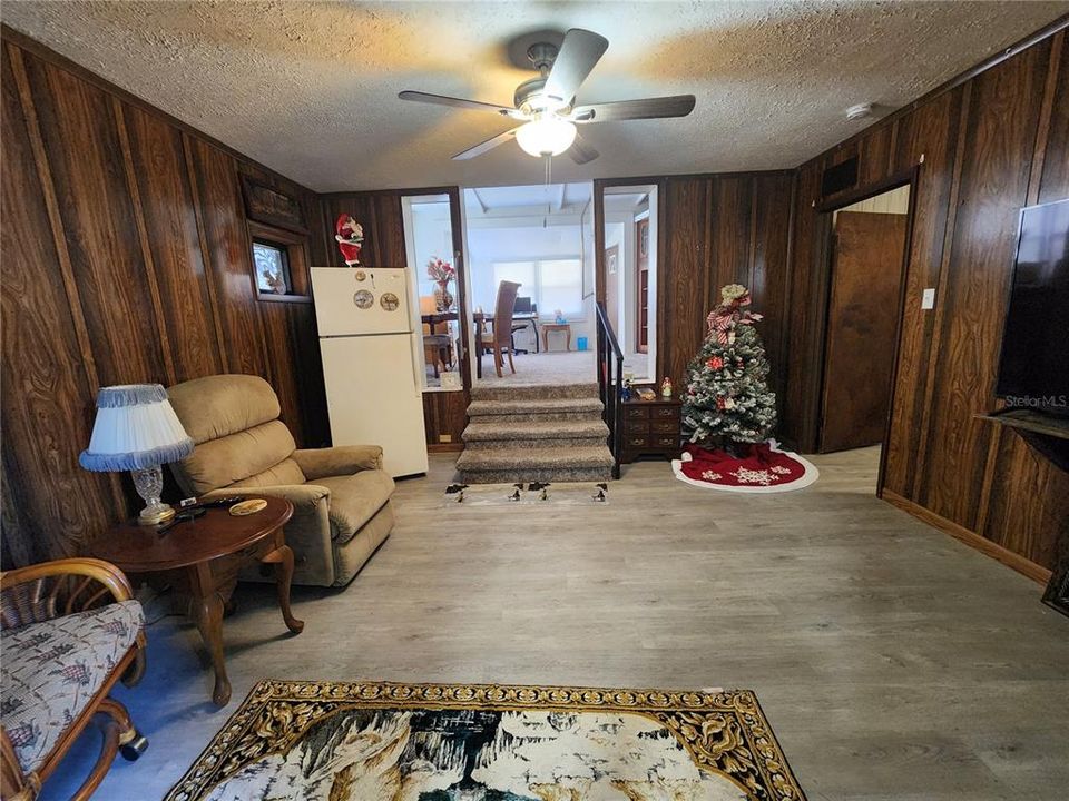 For Sale: $210,000 (3 beds, 2 baths, 1300 Square Feet)