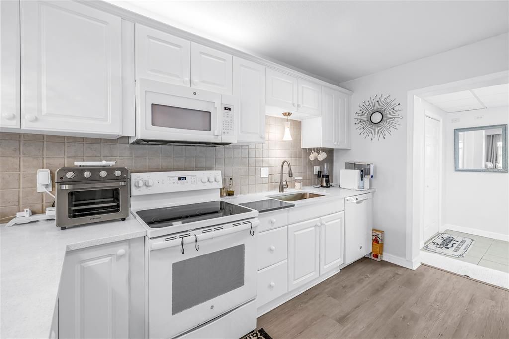 For Sale: $180,000 (2 beds, 1 baths, 805 Square Feet)