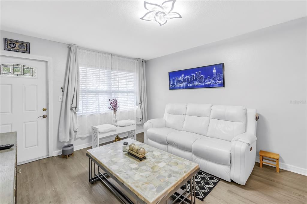 For Sale: $180,000 (2 beds, 1 baths, 805 Square Feet)