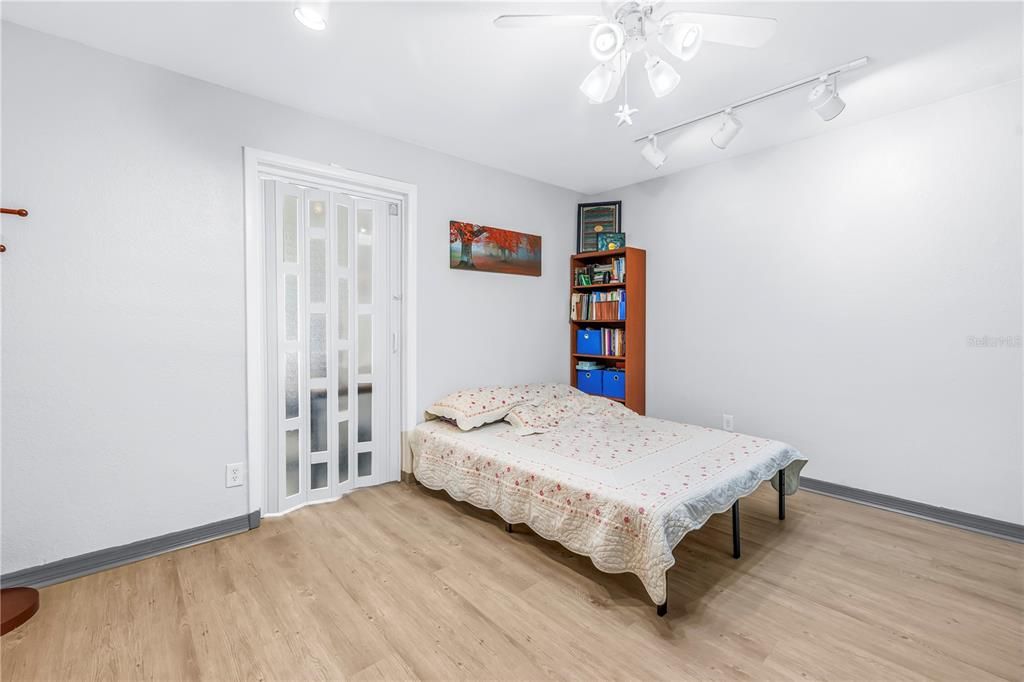 For Sale: $180,000 (2 beds, 1 baths, 805 Square Feet)