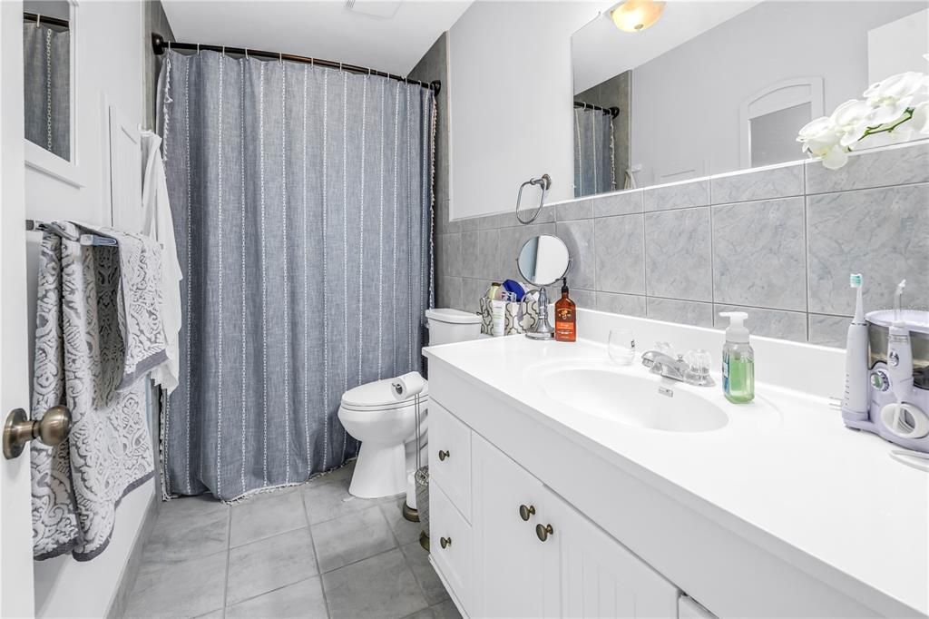 For Sale: $180,000 (2 beds, 1 baths, 805 Square Feet)