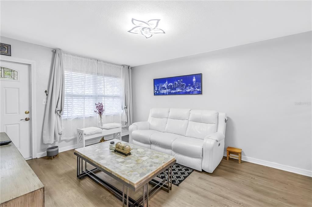 For Sale: $180,000 (2 beds, 1 baths, 805 Square Feet)