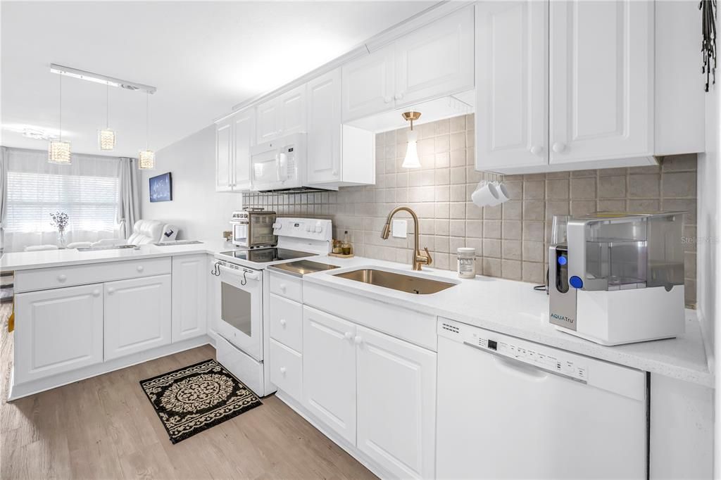 For Sale: $180,000 (2 beds, 1 baths, 805 Square Feet)