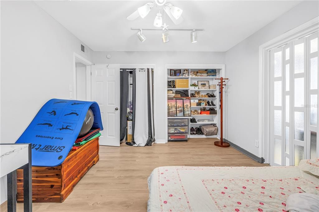 For Sale: $180,000 (2 beds, 1 baths, 805 Square Feet)