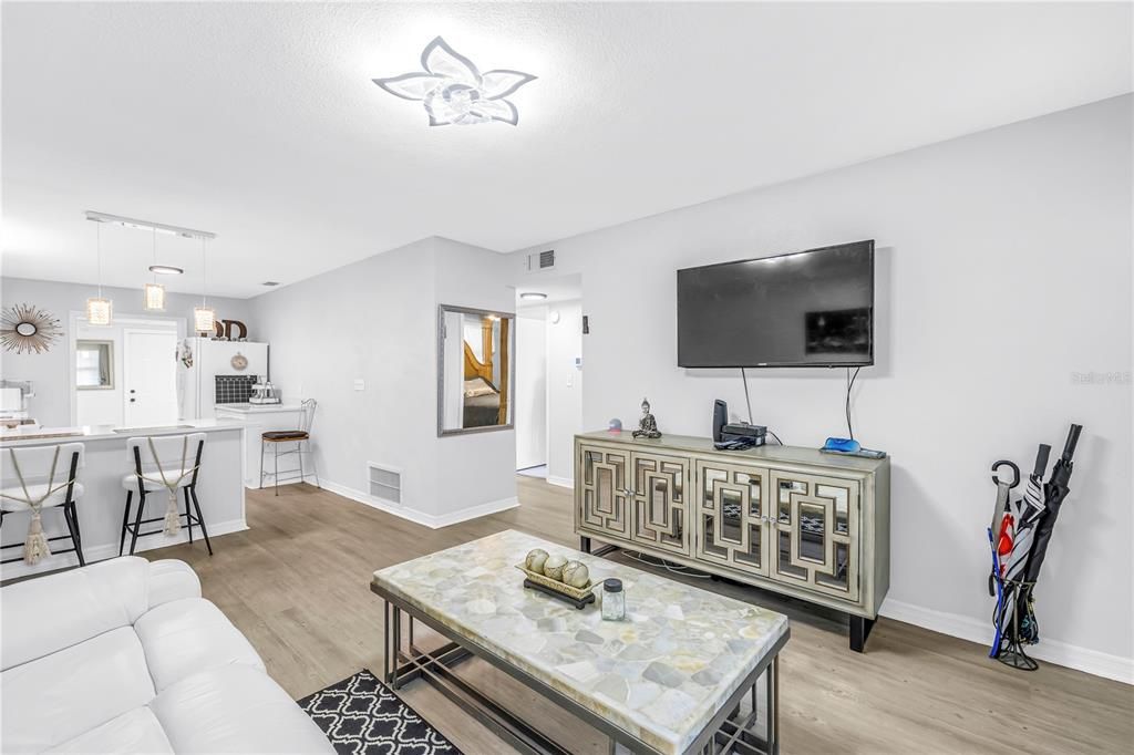 For Sale: $180,000 (2 beds, 1 baths, 805 Square Feet)