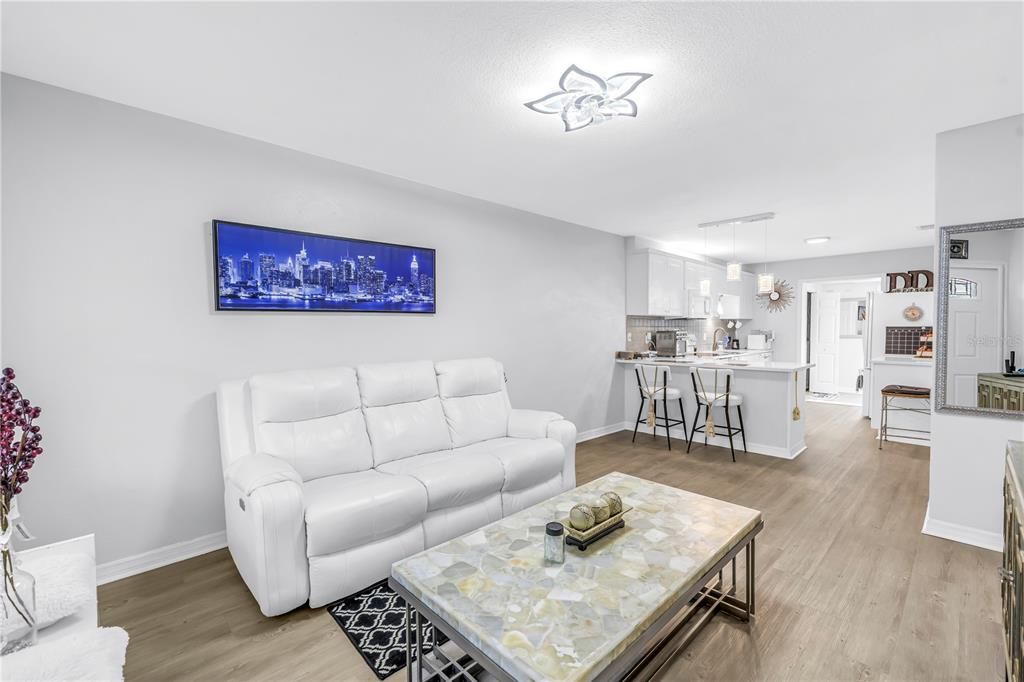 For Sale: $180,000 (2 beds, 1 baths, 805 Square Feet)