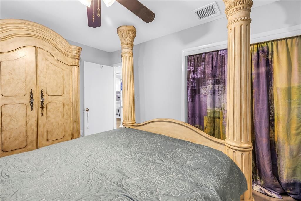 For Sale: $180,000 (2 beds, 1 baths, 805 Square Feet)