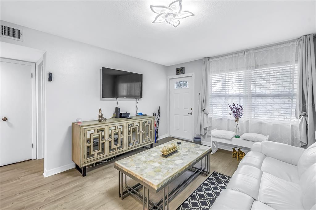 For Sale: $180,000 (2 beds, 1 baths, 805 Square Feet)