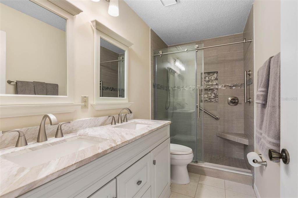 合同活跃: $185,000 (2 贝兹, 2 浴室, 1021 平方英尺)