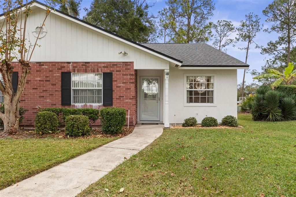 合同活跃: $185,000 (2 贝兹, 2 浴室, 1021 平方英尺)