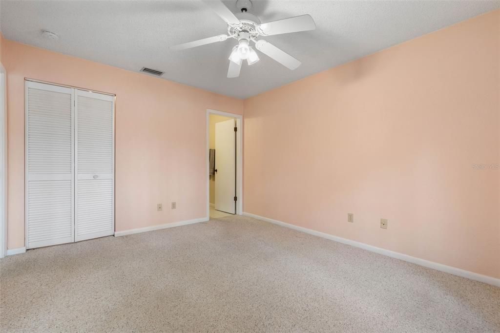 合同活跃: $185,000 (2 贝兹, 2 浴室, 1021 平方英尺)