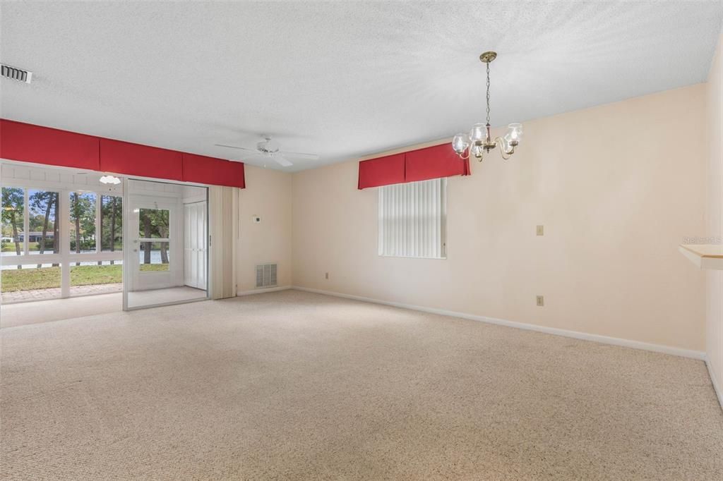 合同活跃: $185,000 (2 贝兹, 2 浴室, 1021 平方英尺)