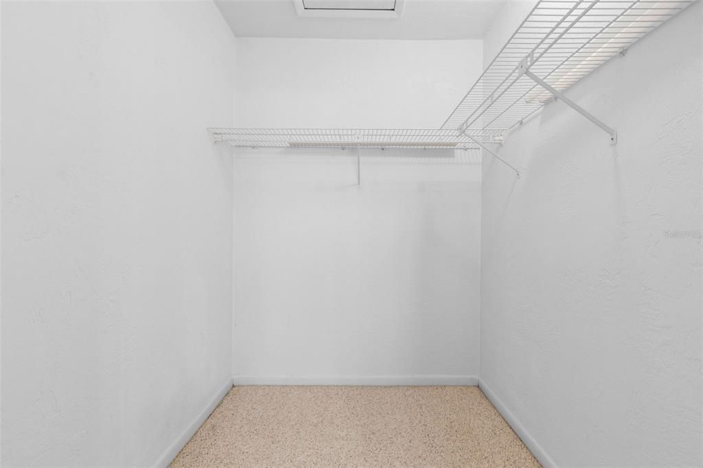 合同活跃: $185,000 (2 贝兹, 2 浴室, 1021 平方英尺)