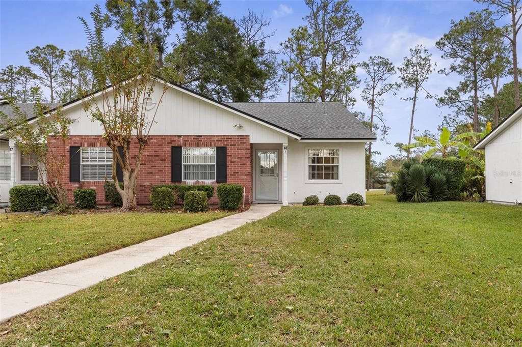 合同活跃: $185,000 (2 贝兹, 2 浴室, 1021 平方英尺)