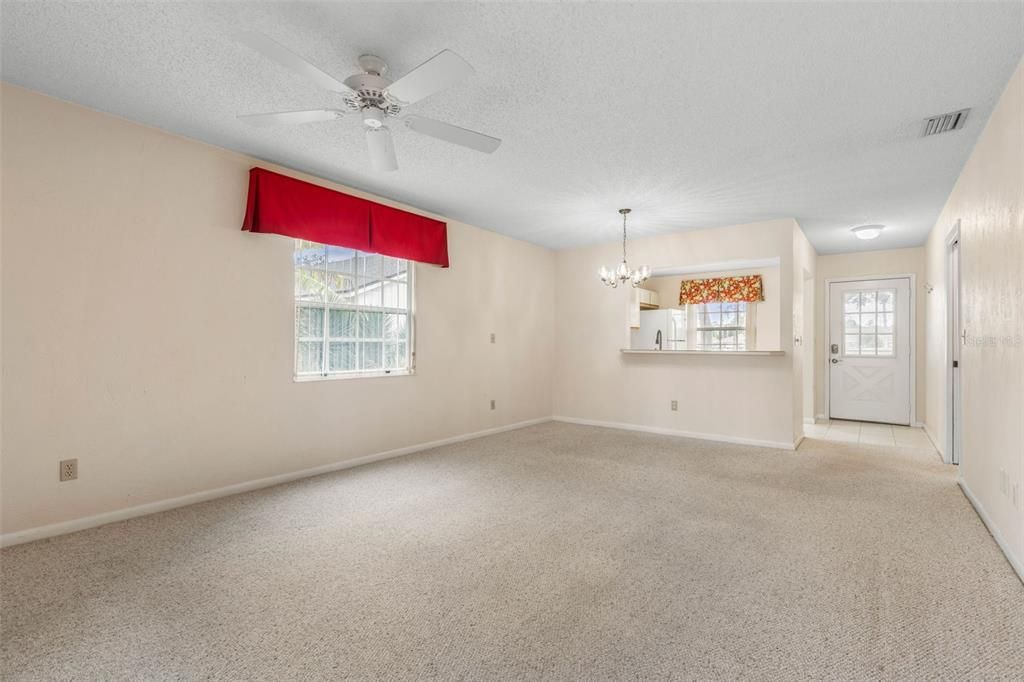 合同活跃: $185,000 (2 贝兹, 2 浴室, 1021 平方英尺)