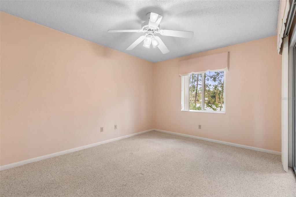 合同活跃: $185,000 (2 贝兹, 2 浴室, 1021 平方英尺)