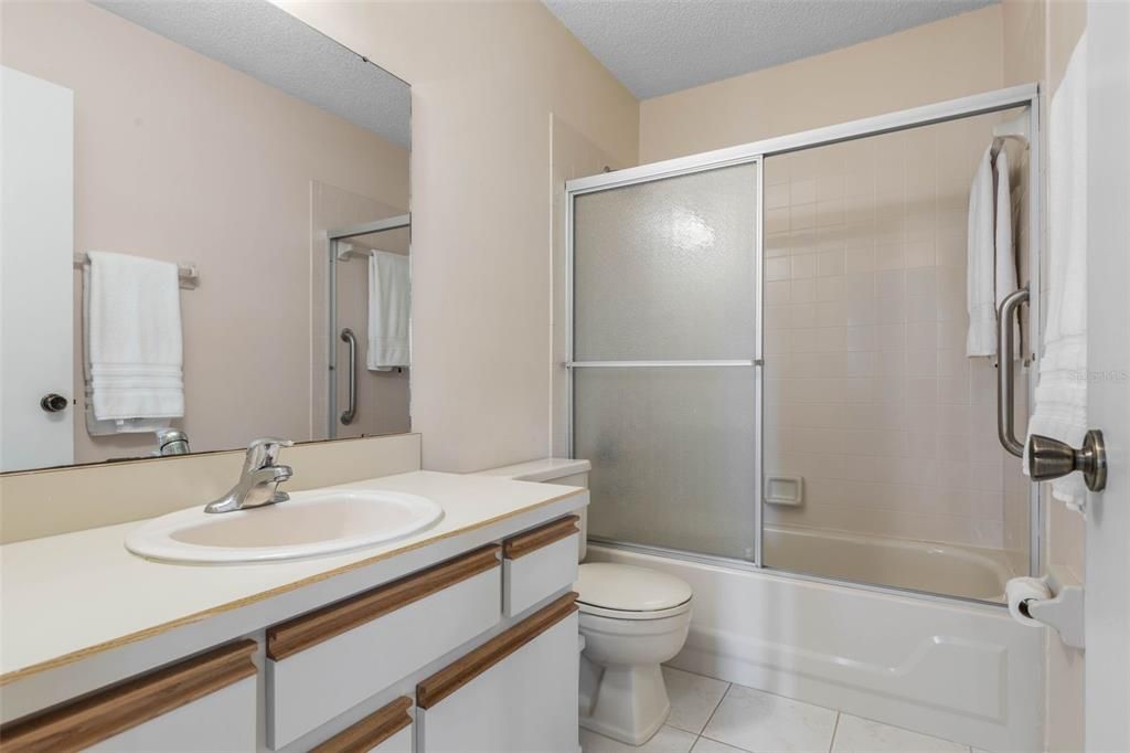 合同活跃: $185,000 (2 贝兹, 2 浴室, 1021 平方英尺)