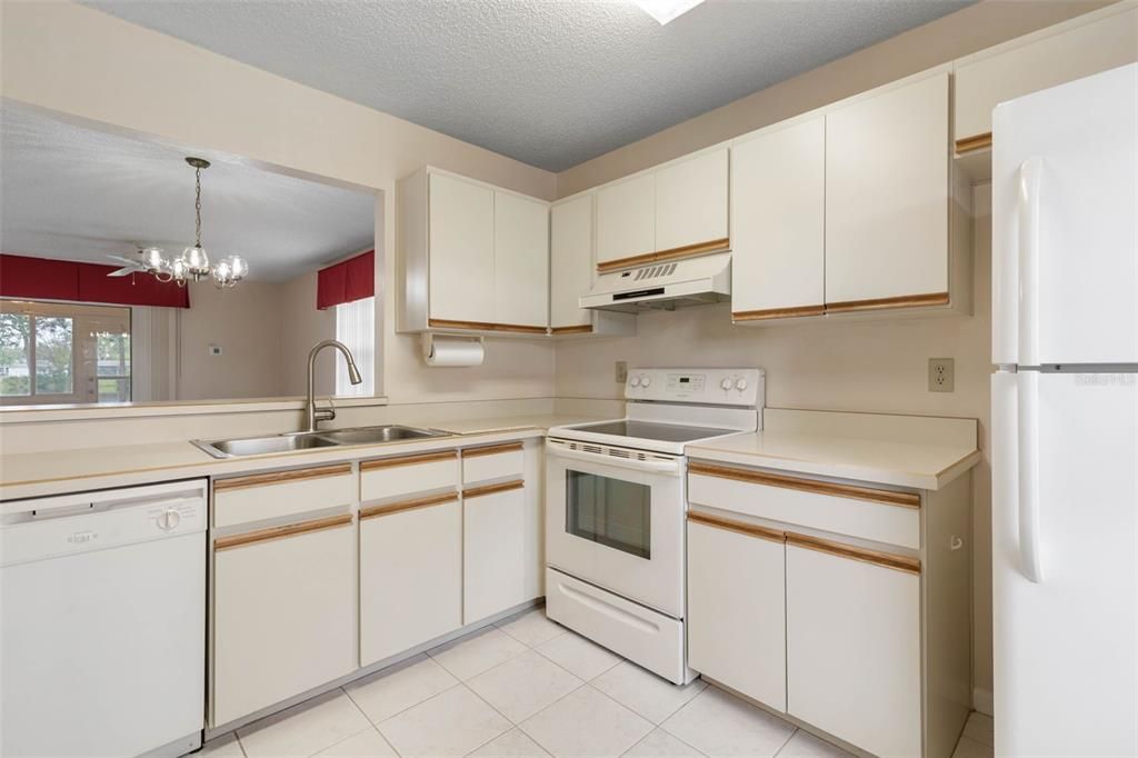 合同活跃: $185,000 (2 贝兹, 2 浴室, 1021 平方英尺)