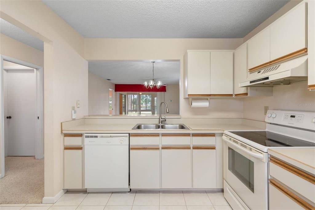 合同活跃: $185,000 (2 贝兹, 2 浴室, 1021 平方英尺)