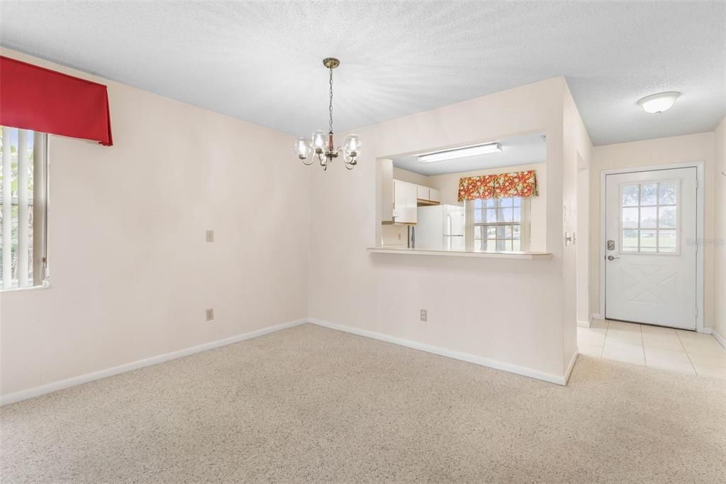 合同活跃: $185,000 (2 贝兹, 2 浴室, 1021 平方英尺)