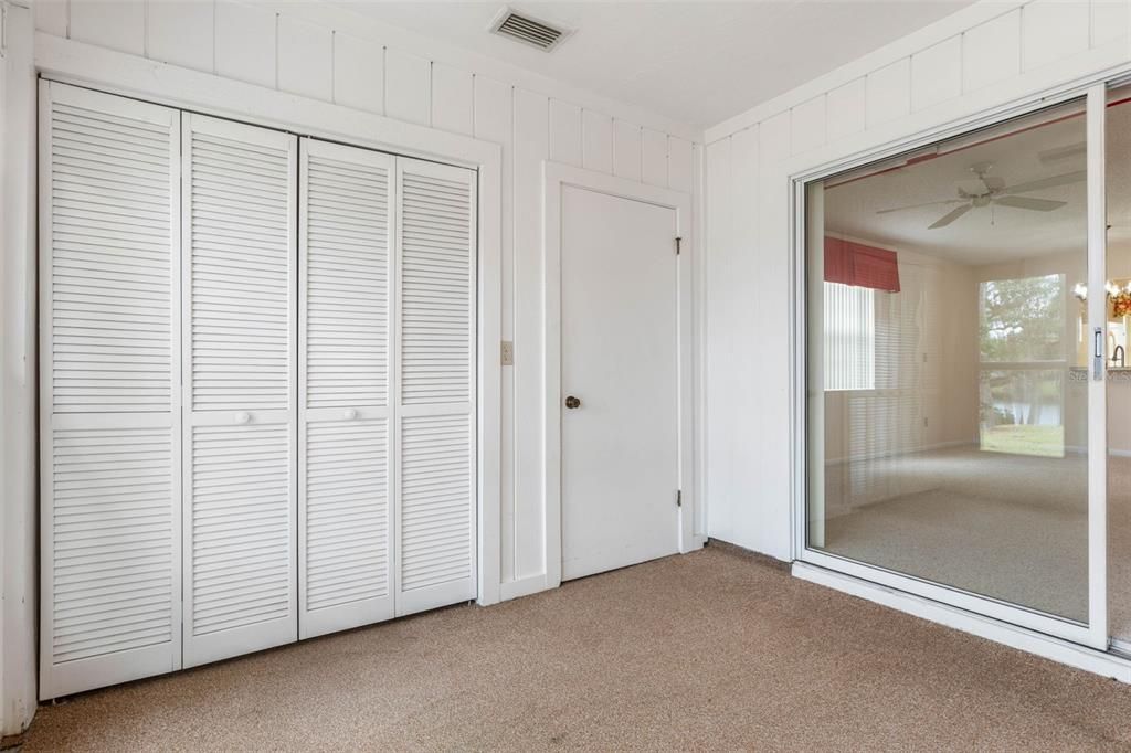 合同活跃: $185,000 (2 贝兹, 2 浴室, 1021 平方英尺)