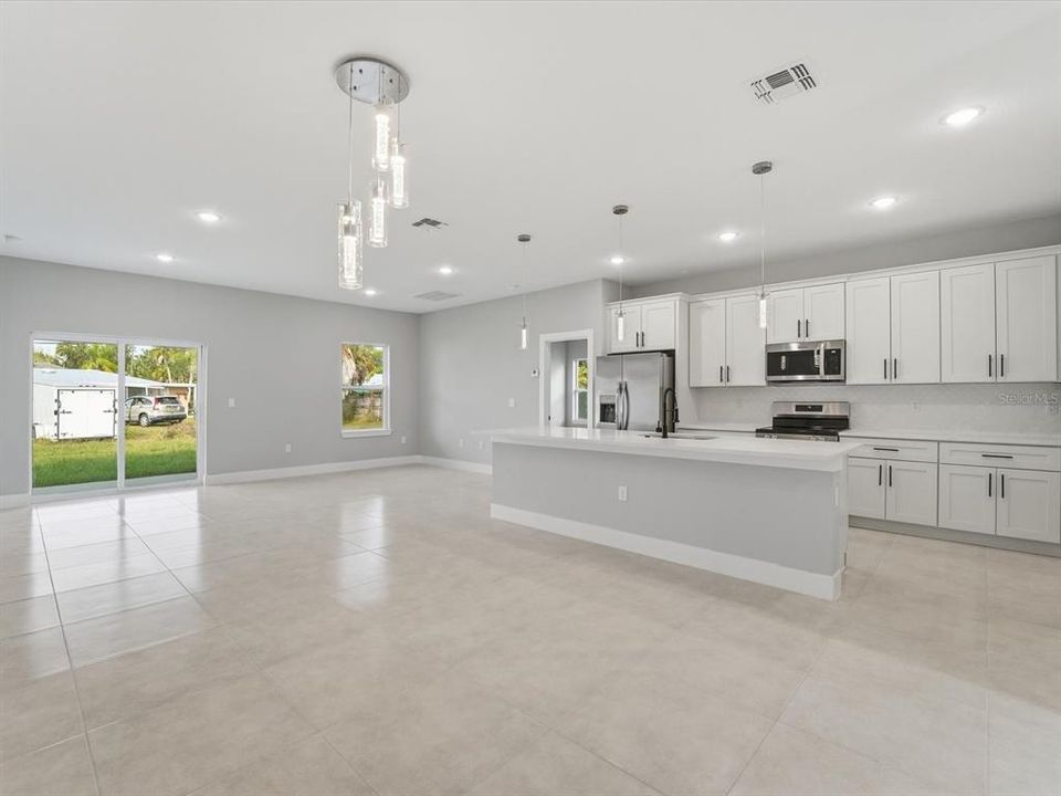 For Sale: $335,000 (4 beds, 3 baths, 1894 Square Feet)