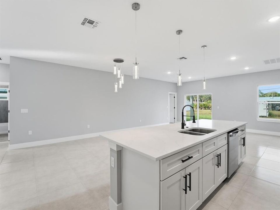 For Sale: $335,000 (4 beds, 3 baths, 1894 Square Feet)