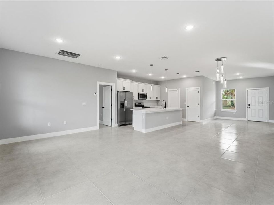 For Sale: $335,000 (4 beds, 3 baths, 1894 Square Feet)