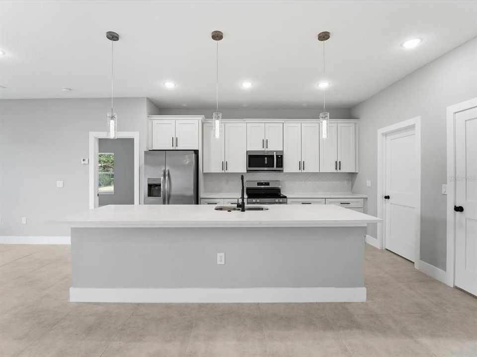 For Sale: $335,000 (4 beds, 3 baths, 1894 Square Feet)