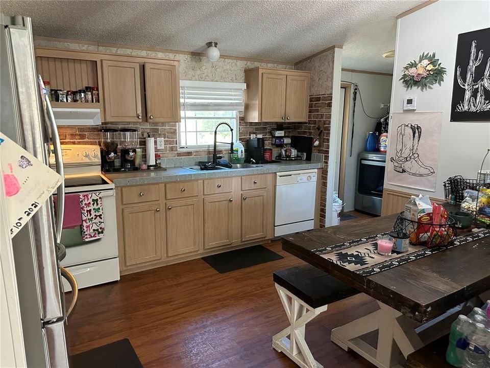 待售: $145,900 (3 贝兹, 2 浴室, 1000 平方英尺)