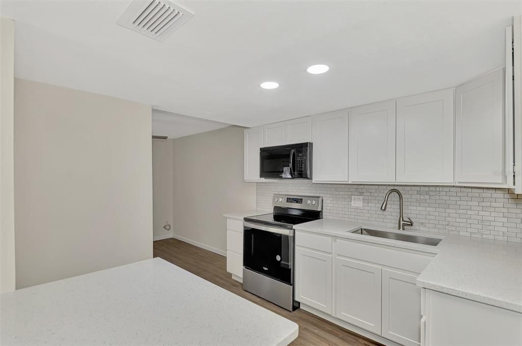 For Sale: $188,000 (2 beds, 2 baths, 960 Square Feet)