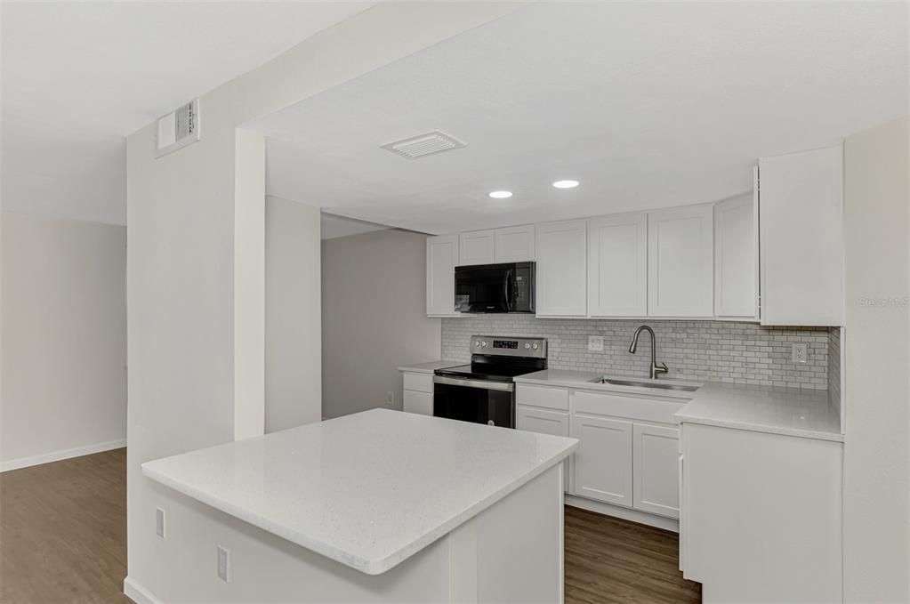 For Sale: $188,000 (2 beds, 2 baths, 960 Square Feet)