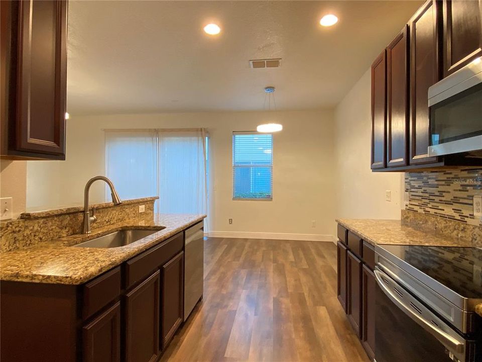 For Rent: $2,250 (3 beds, 2 baths, 1405 Square Feet)