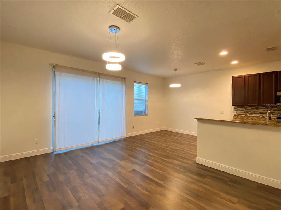 For Rent: $2,250 (3 beds, 2 baths, 1405 Square Feet)