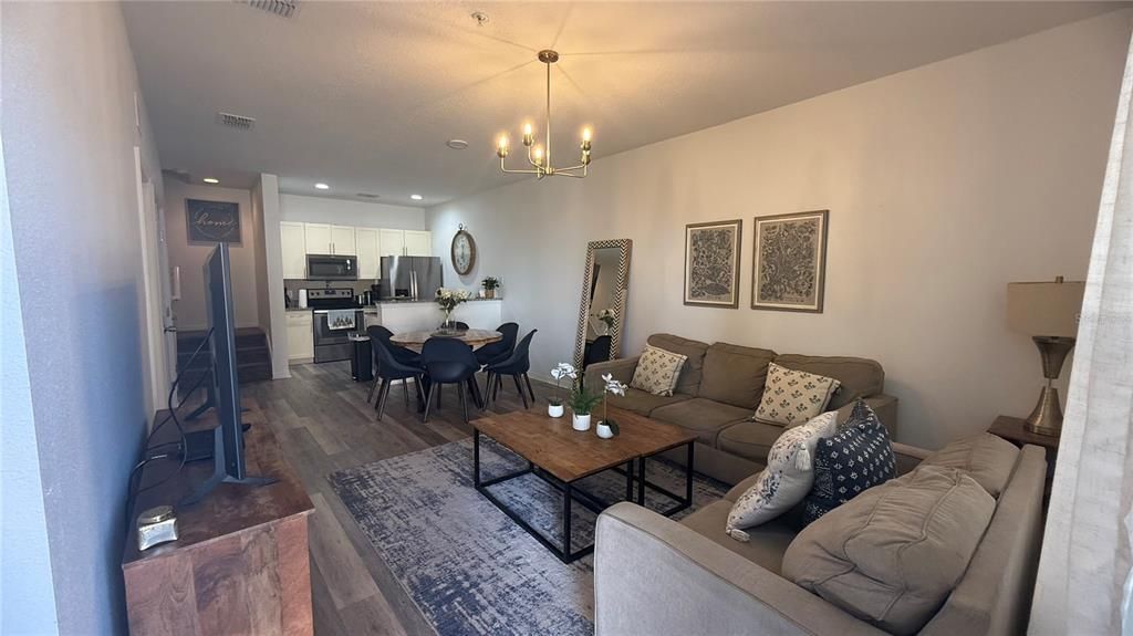 For Sale: $307,000 (3 beds, 2 baths, 1300 Square Feet)